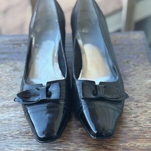 Ros Hommerson Black Leather Court Pumps/Shoes Patent Toe & Bow Size 11M